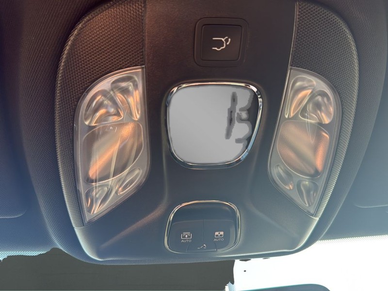 Jeep Compass Vehicle Full-screen Gallery Image 25