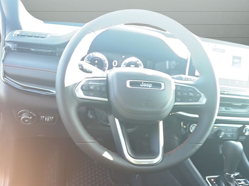 Jeep Compass Vehicle Full-screen Gallery Image 29