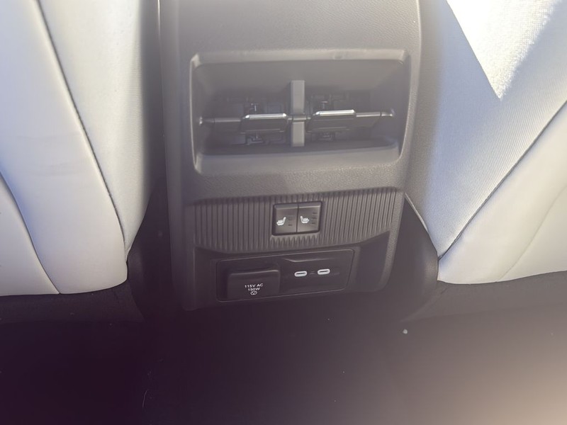 Jeep Cherokee Vehicle Full-screen Gallery Image 18