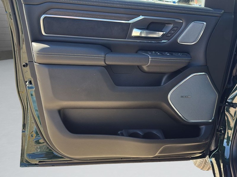 Ram 1500 Vehicle Full-screen Gallery Image 11