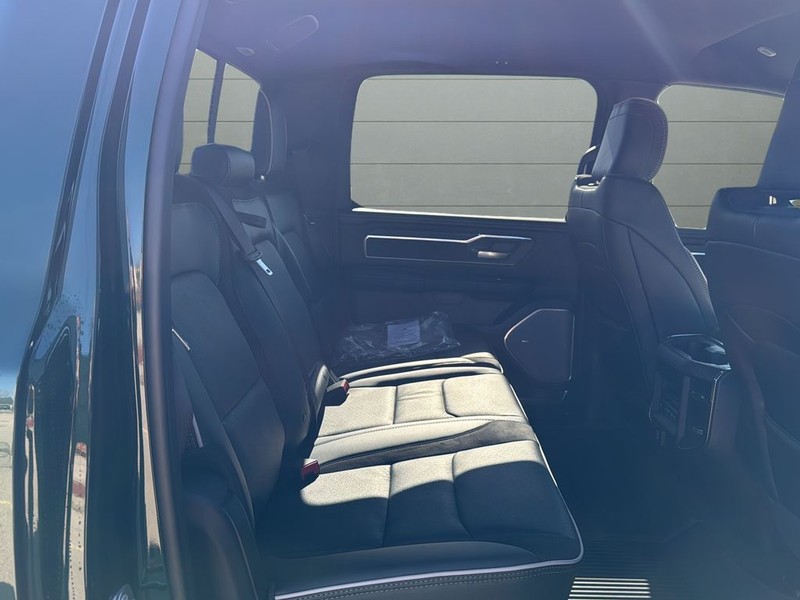 Ram 1500 Vehicle Full-screen Gallery Image 14