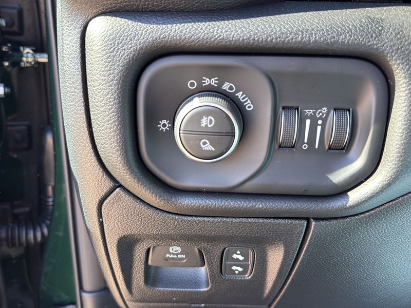 Ram 1500 Vehicle Full-screen Gallery Image 18