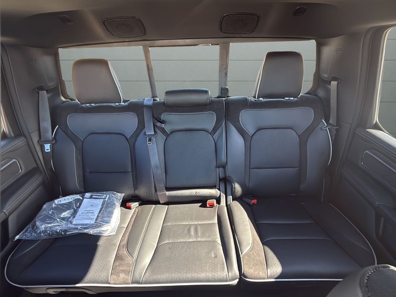 Ram 1500 Vehicle Full-screen Gallery Image 28