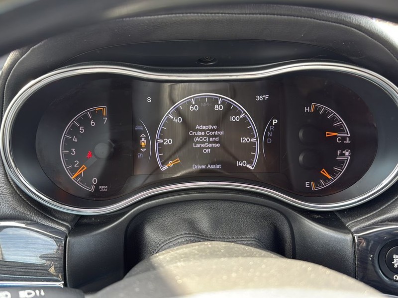 Jeep Grand Cherokee Vehicle Full-screen Gallery Image 13