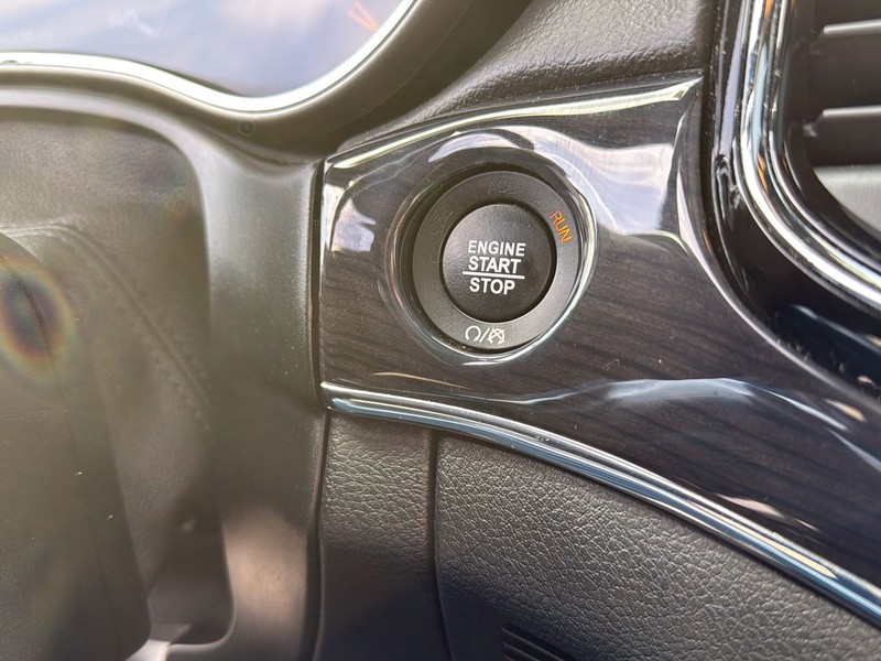 Jeep Grand Cherokee Vehicle Full-screen Gallery Image 21