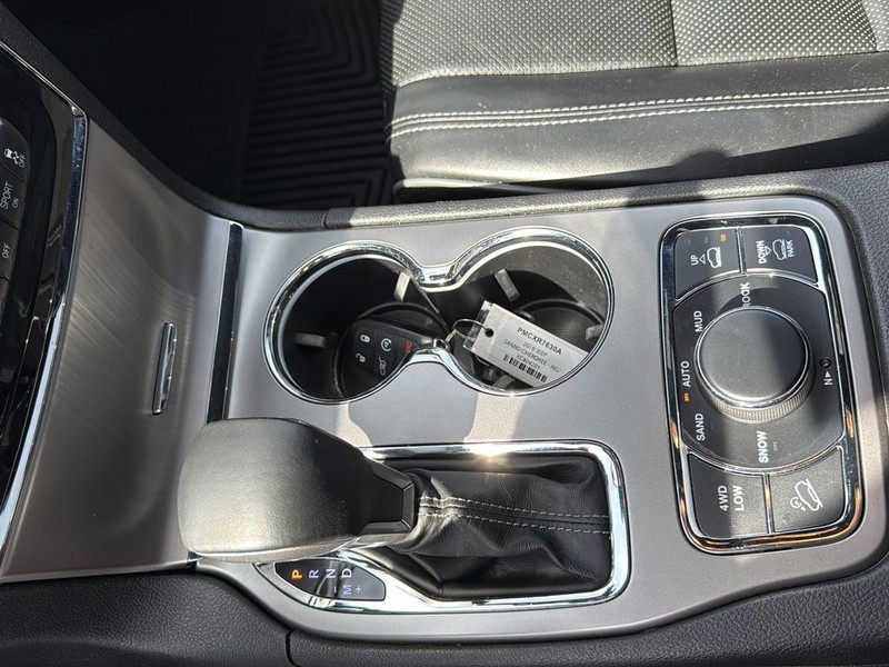 Jeep Grand Cherokee Vehicle Full-screen Gallery Image 22