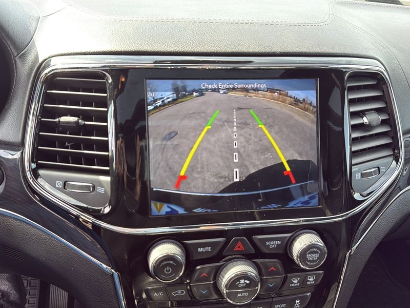 Jeep Grand Cherokee Vehicle Full-screen Gallery Image 24