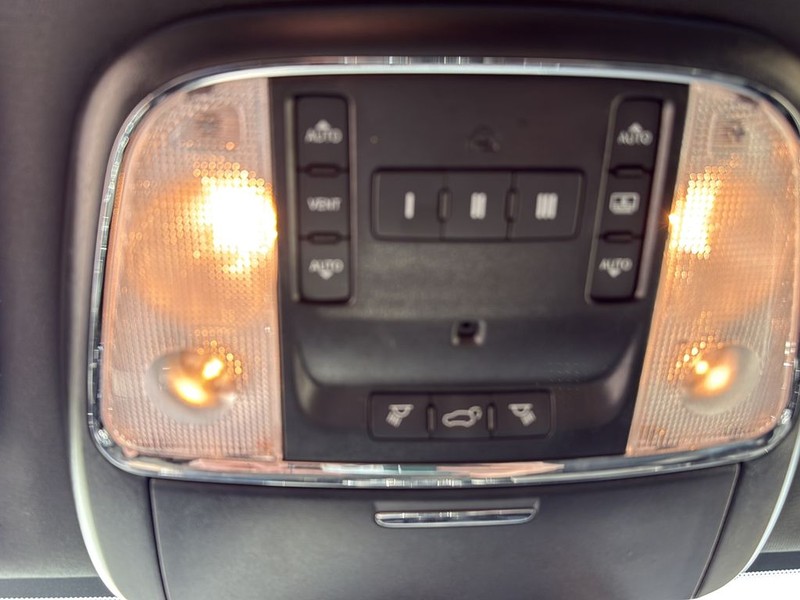 Jeep Grand Cherokee Vehicle Full-screen Gallery Image 25