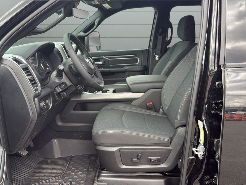 Ram 2500 Vehicle Full-screen Gallery Image 10