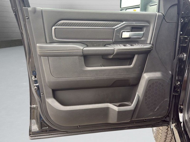 Ram 2500 Vehicle Full-screen Gallery Image 11