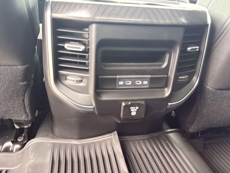 Ram 2500 Vehicle Full-screen Gallery Image 17