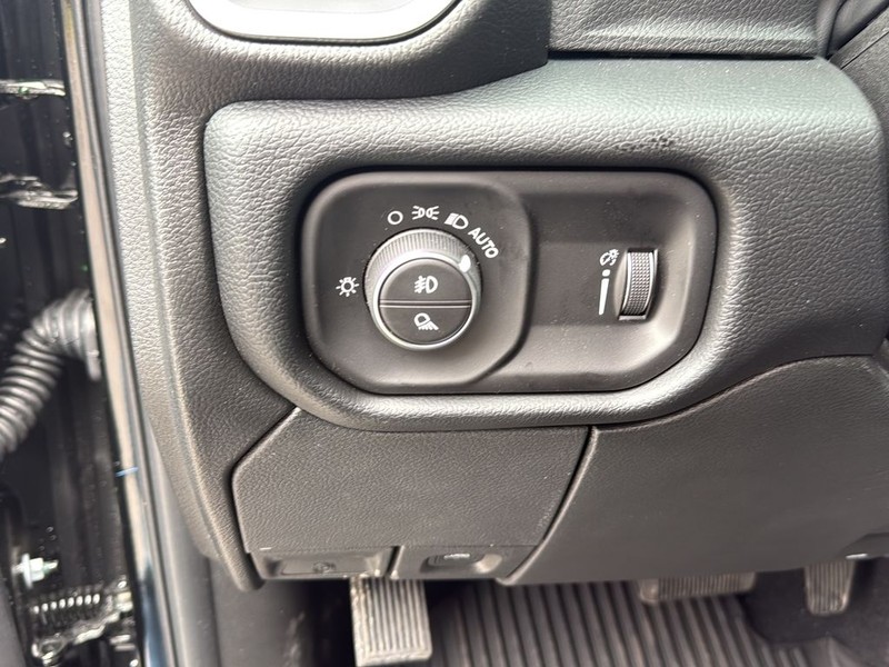 Ram 2500 Vehicle Full-screen Gallery Image 18