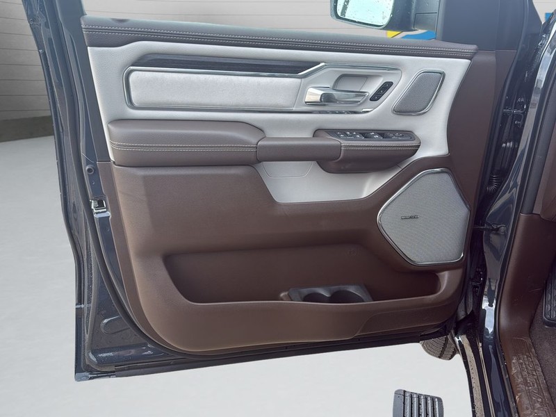 Ram 1500 Vehicle Full-screen Gallery Image 11