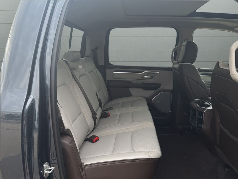 Ram 1500 Vehicle Full-screen Gallery Image 14