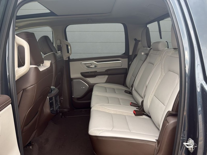 Ram 1500 Vehicle Full-screen Gallery Image 17