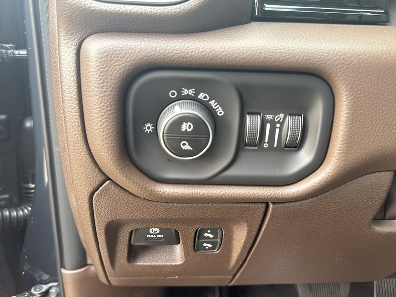 Ram 1500 Vehicle Full-screen Gallery Image 19