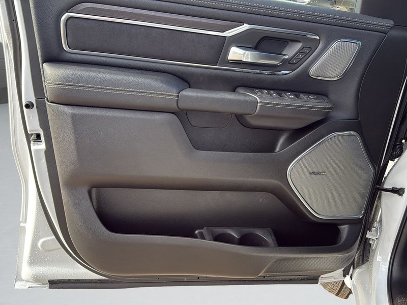 Ram 1500 Vehicle Full-screen Gallery Image 11