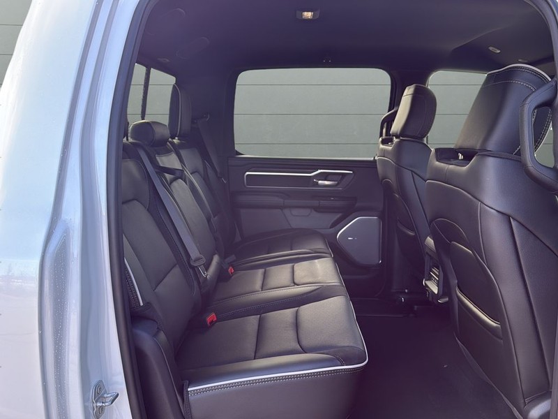 Ram 1500 Vehicle Full-screen Gallery Image 14