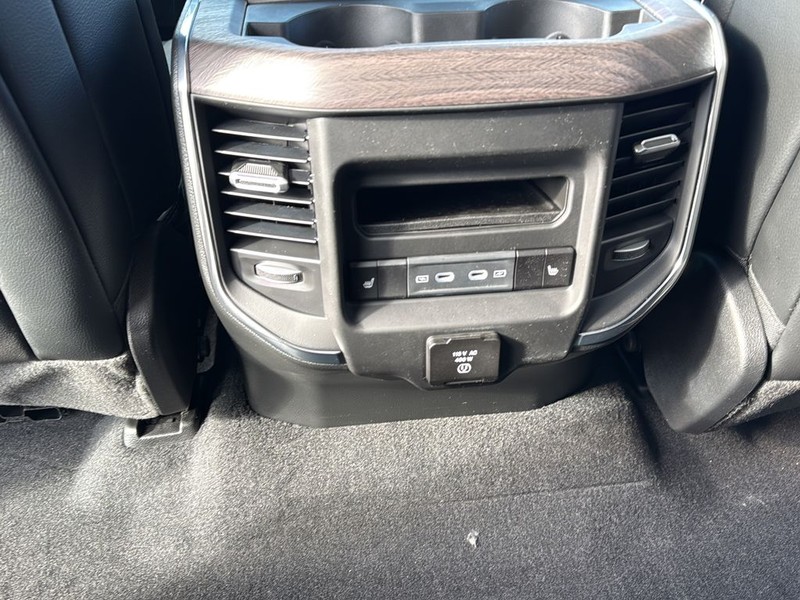 Ram 1500 Vehicle Full-screen Gallery Image 17