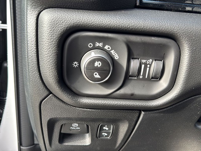 Ram 1500 Vehicle Full-screen Gallery Image 18