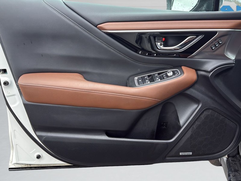 Subaru Outback Vehicle Full-screen Gallery Image 11