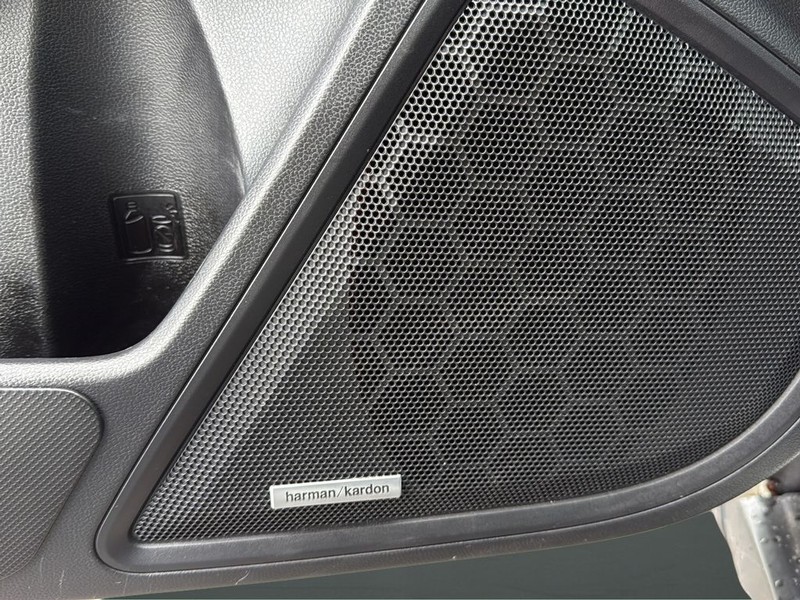 Subaru Outback Vehicle Full-screen Gallery Image 26