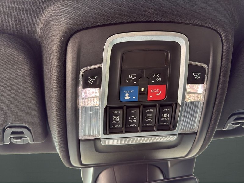 Ram 1500 Vehicle Full-screen Gallery Image 13