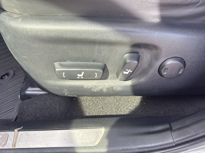 Lexus NX Vehicle Full-screen Gallery Image 16