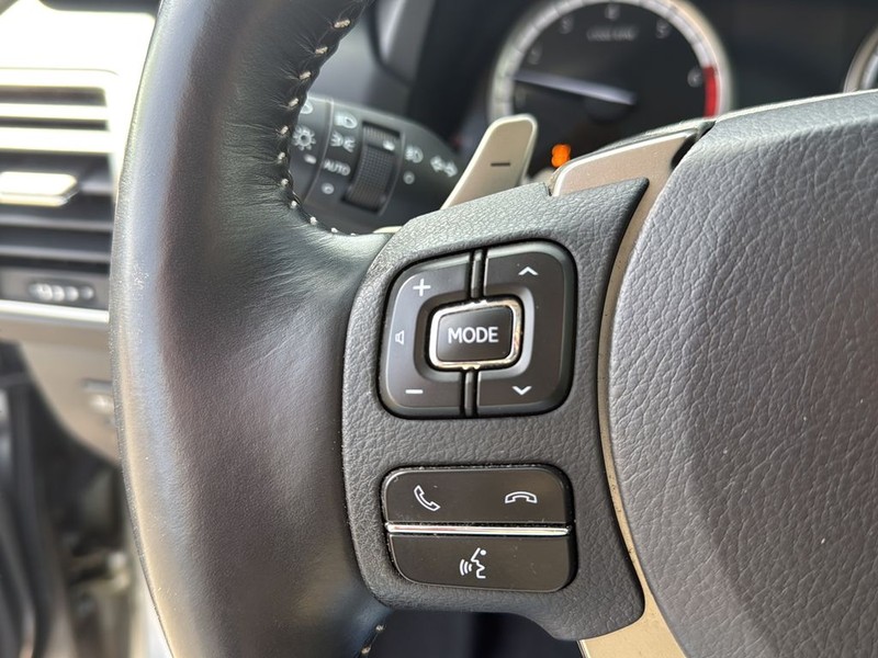 Lexus NX Vehicle Full-screen Gallery Image 27