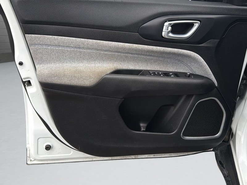 Jeep Compass Vehicle Full-screen Gallery Image 11