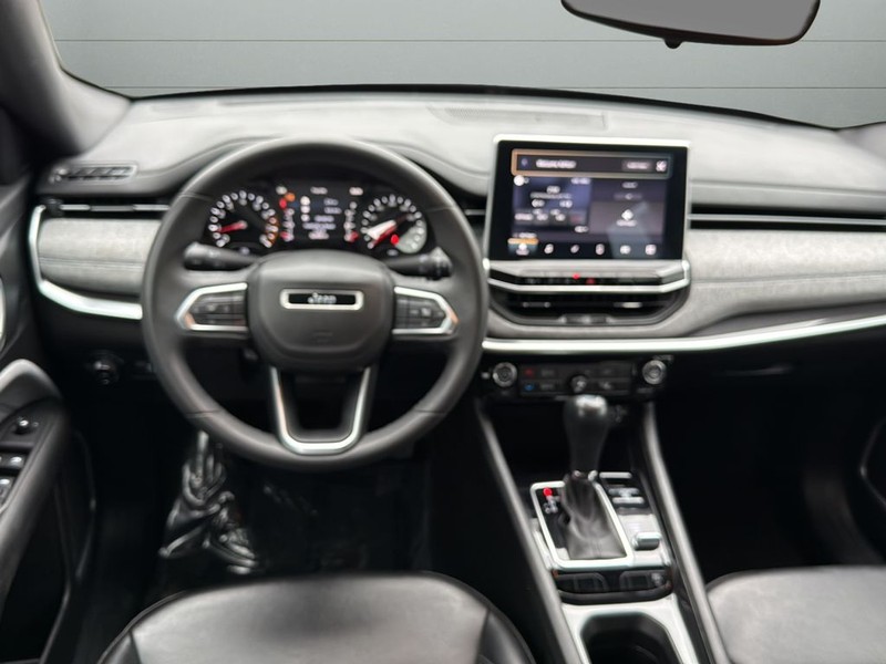 Jeep Compass Vehicle Full-screen Gallery Image 12