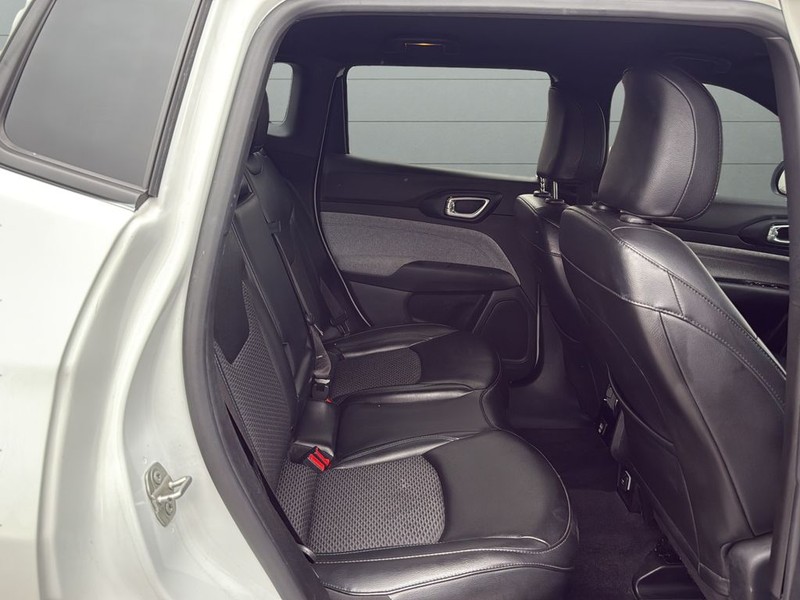 Jeep Compass Vehicle Full-screen Gallery Image 14