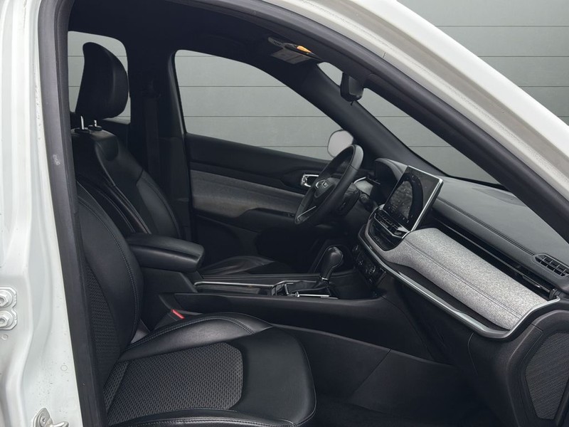 Jeep Compass Vehicle Full-screen Gallery Image 15