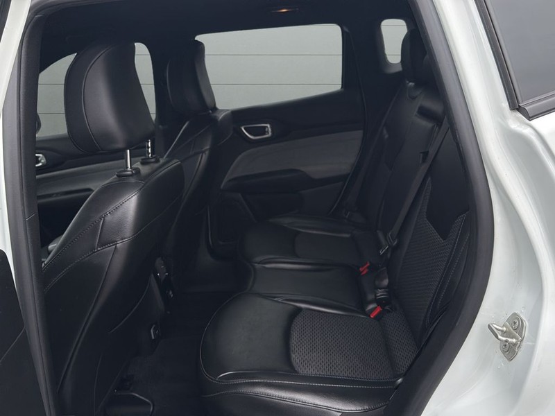 Jeep Compass Vehicle Full-screen Gallery Image 16