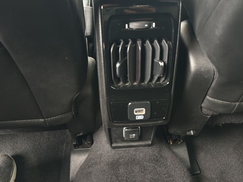 Jeep Compass Vehicle Full-screen Gallery Image 17