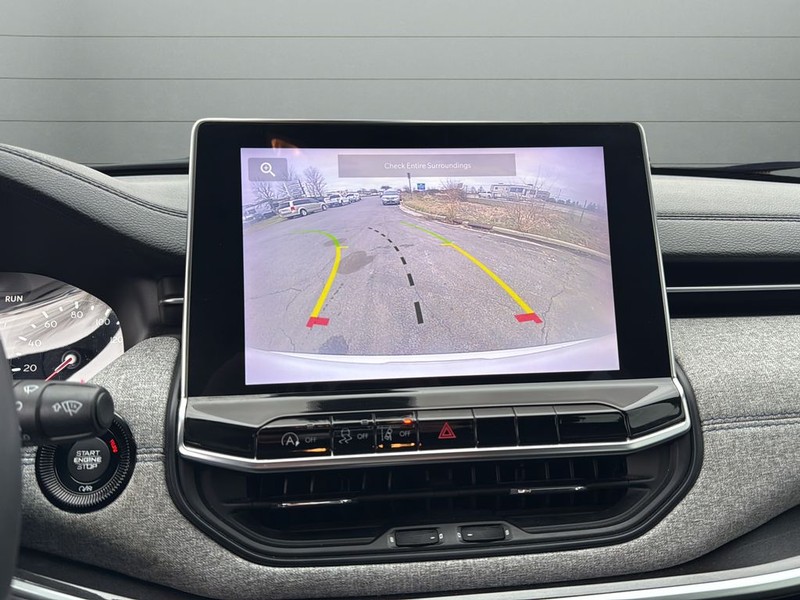 Jeep Compass Vehicle Full-screen Gallery Image 23