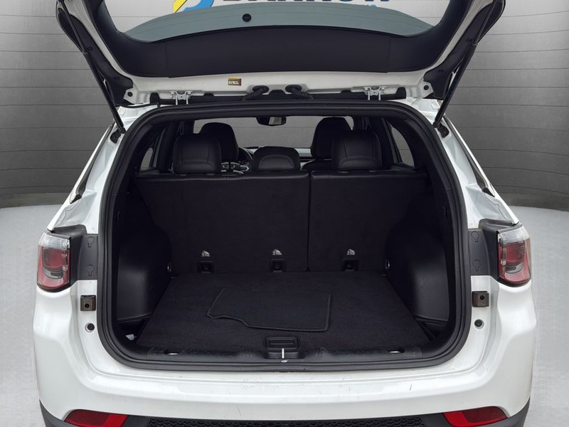 Jeep Compass Vehicle Full-screen Gallery Image 24