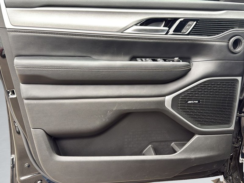 Jeep Grand Wagoneer Vehicle Full-screen Gallery Image 11