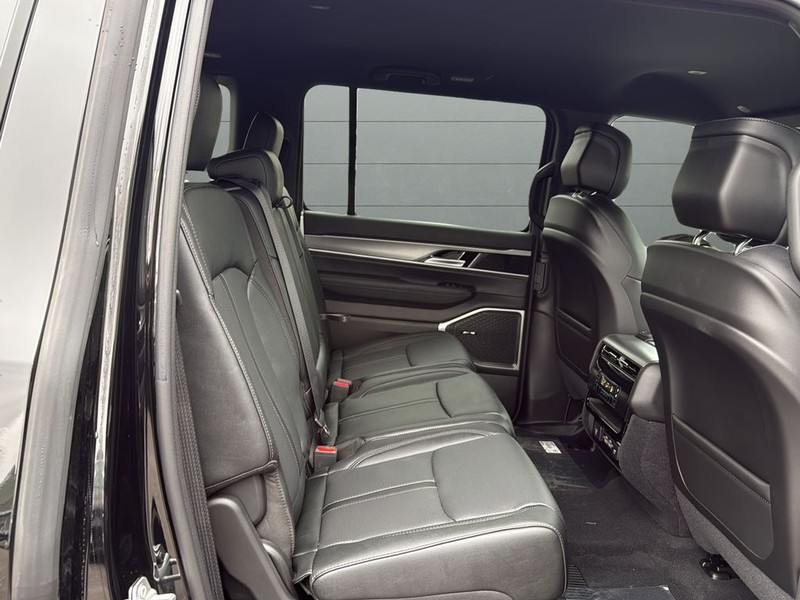 Jeep Grand Wagoneer Vehicle Full-screen Gallery Image 14