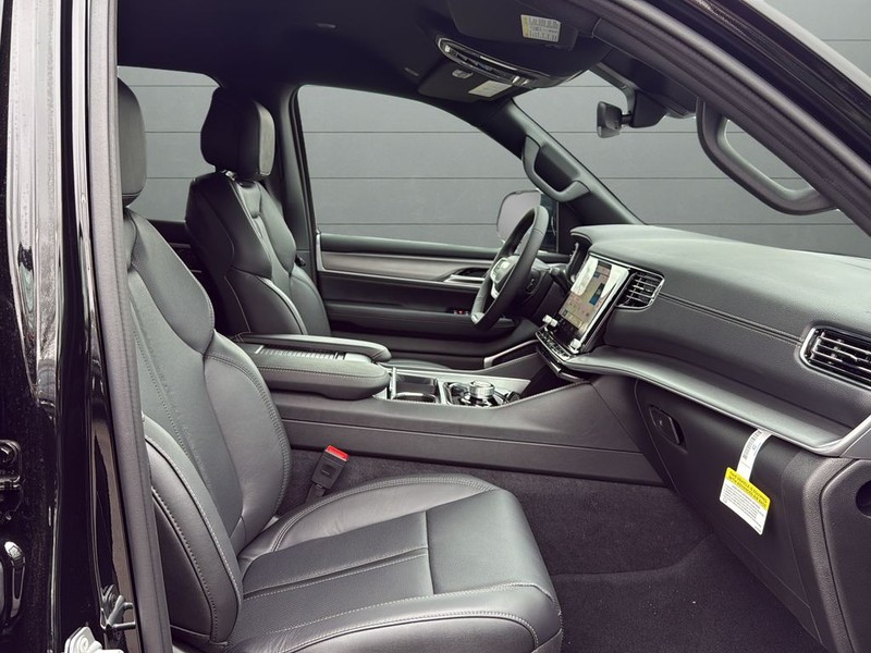 Jeep Grand Wagoneer Vehicle Full-screen Gallery Image 15