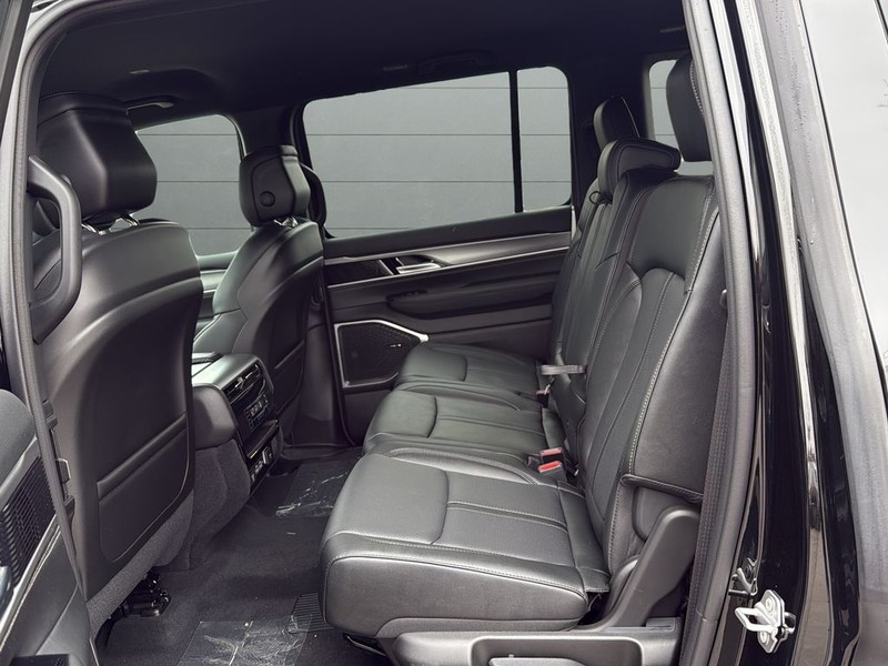 Jeep Grand Wagoneer Vehicle Full-screen Gallery Image 16