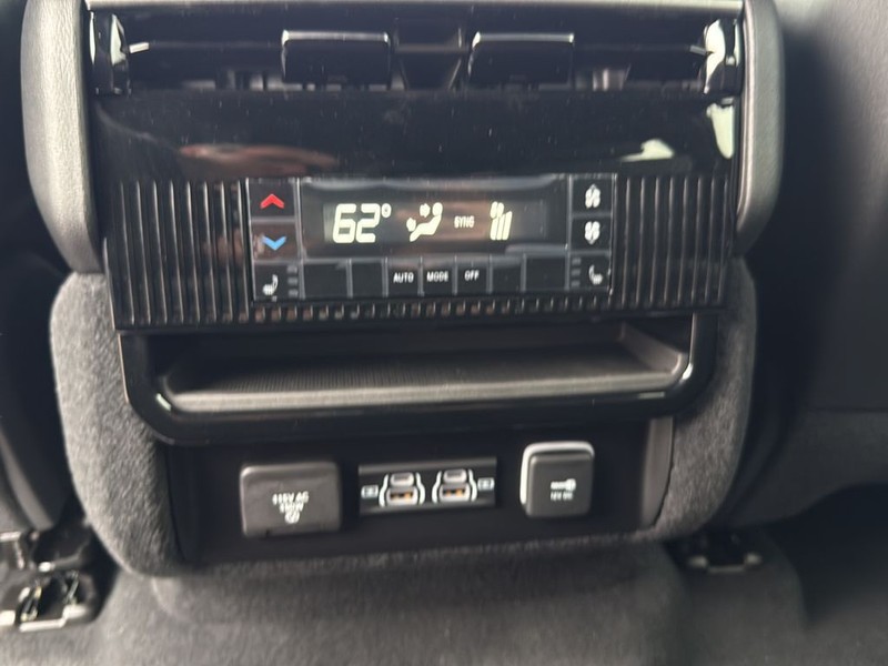 Jeep Grand Wagoneer Vehicle Full-screen Gallery Image 17