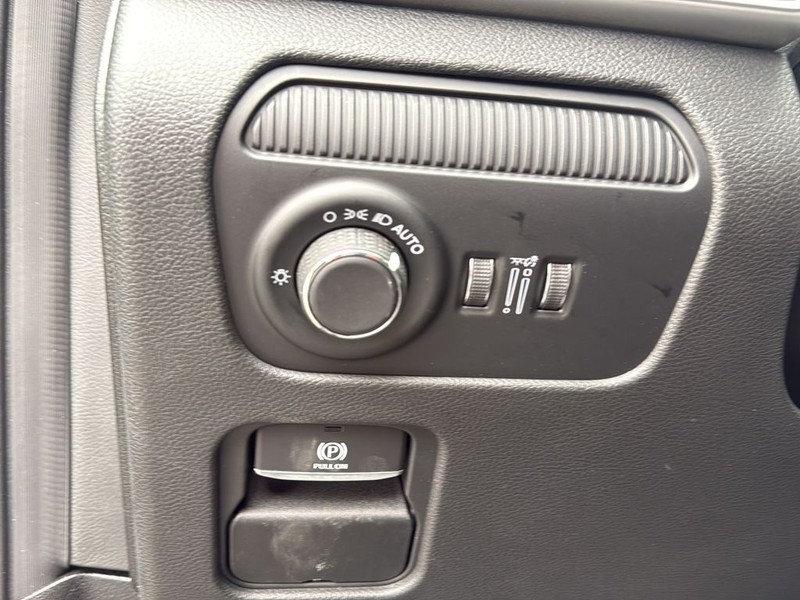 Jeep Grand Wagoneer Vehicle Full-screen Gallery Image 18