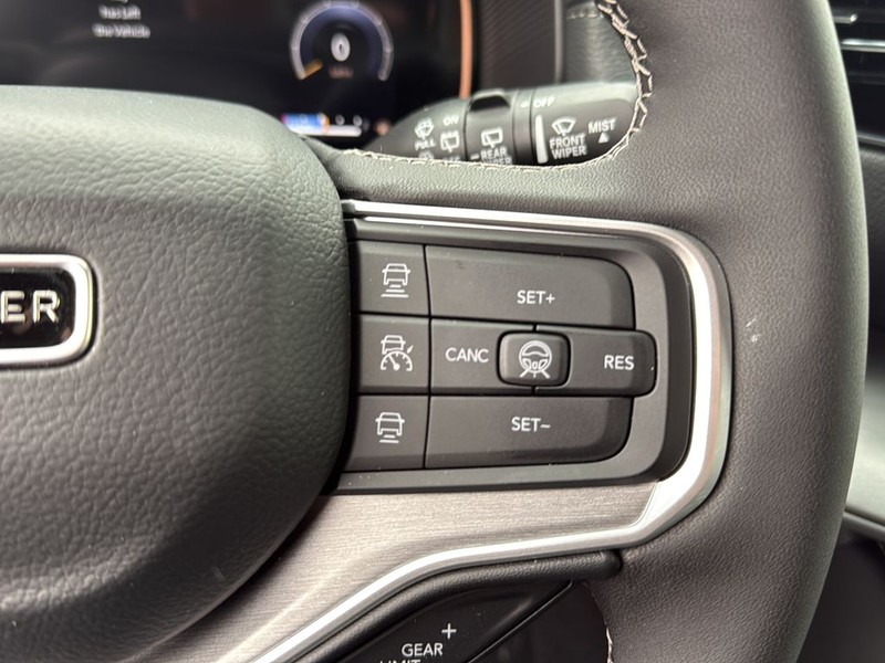 Jeep Grand Wagoneer Vehicle Full-screen Gallery Image 19