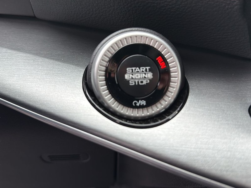 Jeep Grand Wagoneer Vehicle Full-screen Gallery Image 20