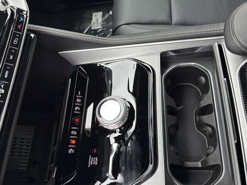 Jeep Grand Wagoneer Vehicle Full-screen Gallery Image 21