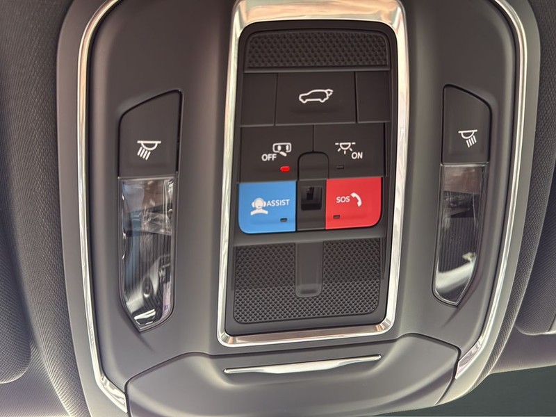 Jeep Grand Wagoneer Vehicle Full-screen Gallery Image 24