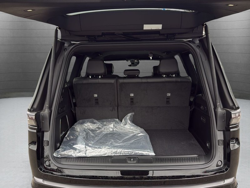 Jeep Grand Wagoneer Vehicle Full-screen Gallery Image 25