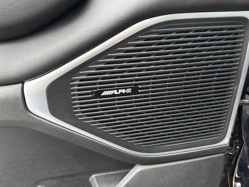 Jeep Grand Wagoneer Vehicle Full-screen Gallery Image 26