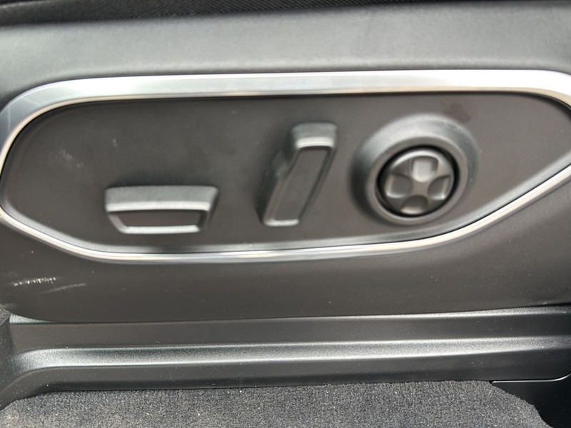 Jeep Grand Wagoneer Vehicle Full-screen Gallery Image 27